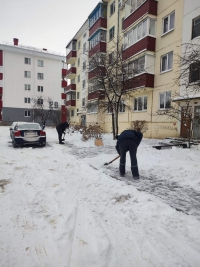 Проведение противогололедных мероприятий, уборка от снега и наледи дворовых территорий, обслуживаемых ЖКХ.