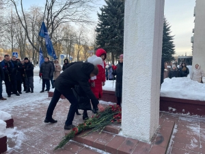 Сегодня в 10.00 у памятника Василия Захаровича Коржа (ГУК «Солигорская районная центральная библиотека», ул. Коржа, 4) состоялся торжественный митинг, приуроченный к 125-летию со дня рождения Героя Советского Союза В.З. Коржа с возложением цветов к п